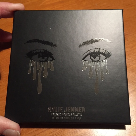 🎉2 X HP🎉 Kylie The Purple Eyeshadow Palette - Picture 6 of 16